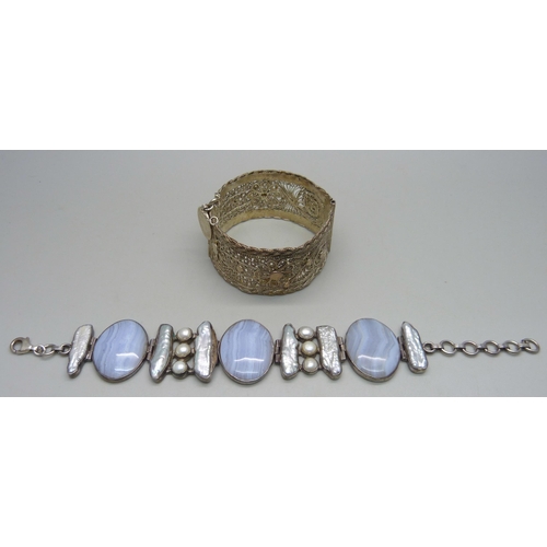 1048 - A silver panel bracelet set with agate, pearls and keshi pearls, 44.9g, 22.5cm, agate panels 3x2.3 c... 