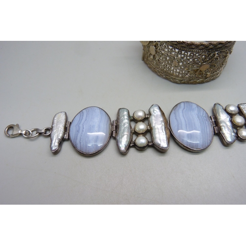 1048 - A silver panel bracelet set with agate, pearls and keshi pearls, 44.9g, 22.5cm, agate panels 3x2.3 c... 