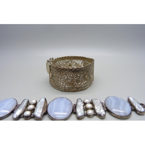 1048 - A silver panel bracelet set with agate, pearls and keshi pearls, 44.9g, 22.5cm, agate panels 3x2.3 c... 