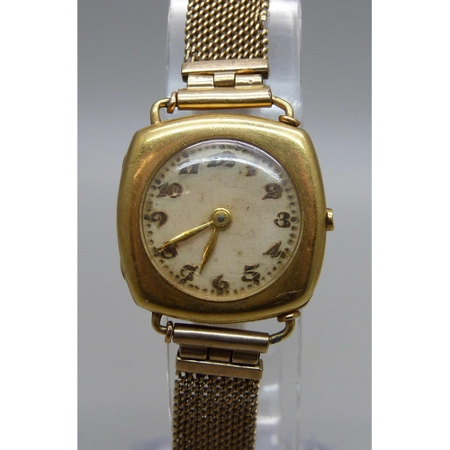 1050 - A lady's 18ct gold cushion case wristwatch on a 9ct gold mesh strap, total weight 23.6g (approximate... 