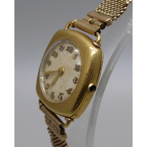 1050 - A lady's 18ct gold cushion case wristwatch on a 9ct gold mesh strap, total weight 23.6g (approximate... 