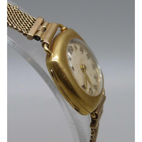 1050 - A lady's 18ct gold cushion case wristwatch on a 9ct gold mesh strap, total weight 23.6g (approximate... 