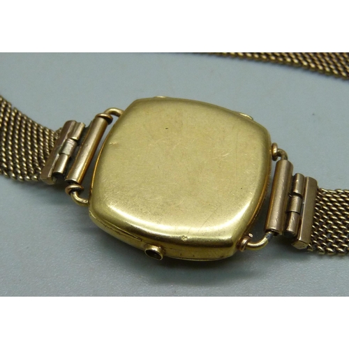 1050 - A lady's 18ct gold cushion case wristwatch on a 9ct gold mesh strap, total weight 23.6g (approximate... 