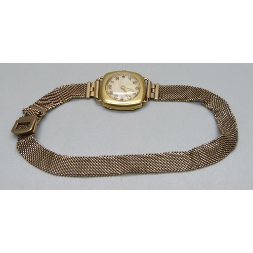 1050 - A lady's 18ct gold cushion case wristwatch on a 9ct gold mesh strap, total weight 23.6g (approximate... 