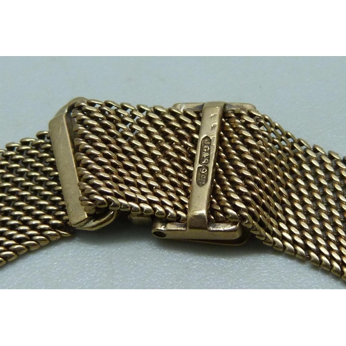 1050 - A lady's 18ct gold cushion case wristwatch on a 9ct gold mesh strap, total weight 23.6g (approximate... 