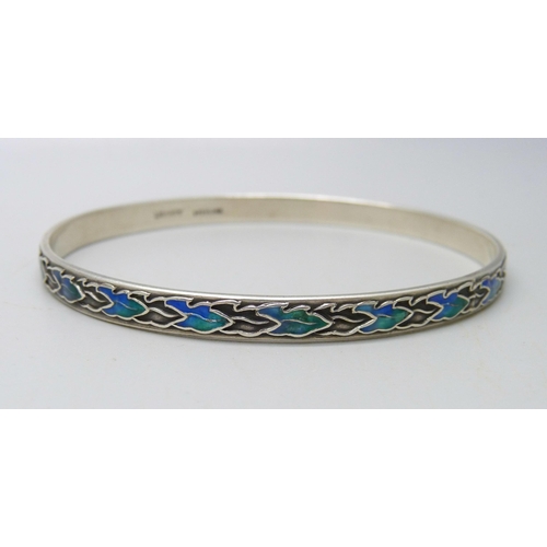 1060 - A Liberty Arts and Crafts enamel and silver bangle, marked 'Liberty' and 'Sterling', circa 1910, 23g... 