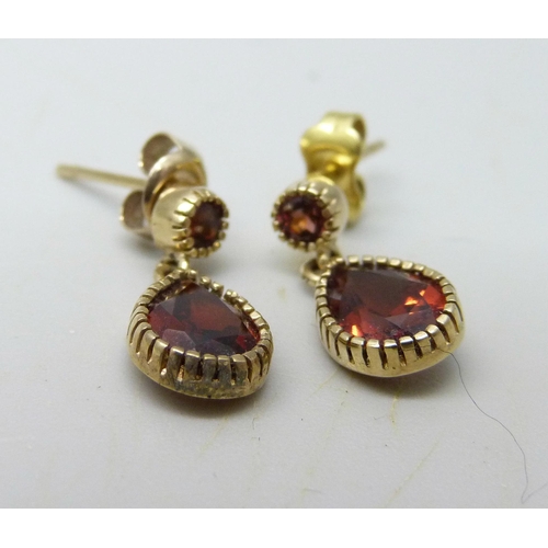 1062 - A pair of Victorian Hessonite 9ct gold set garnet pendant earrings, 1.8g