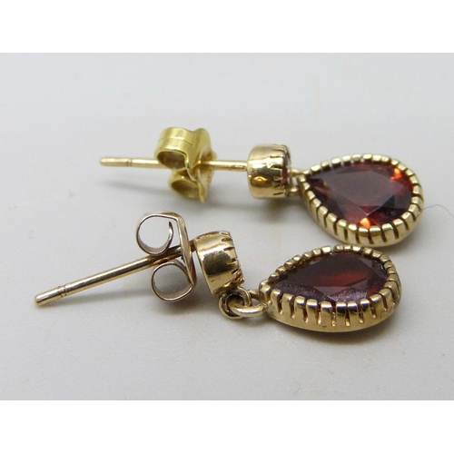 1062 - A pair of Victorian Hessonite 9ct gold set garnet pendant earrings, 1.8g