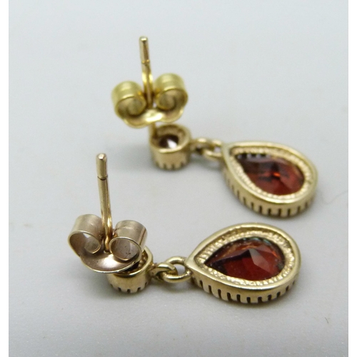 1062 - A pair of Victorian Hessonite 9ct gold set garnet pendant earrings, 1.8g