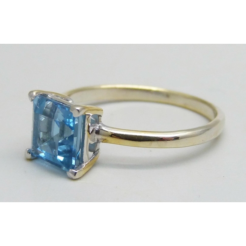 1068 - A silver gilt ring set with a square cut blue topaz, S