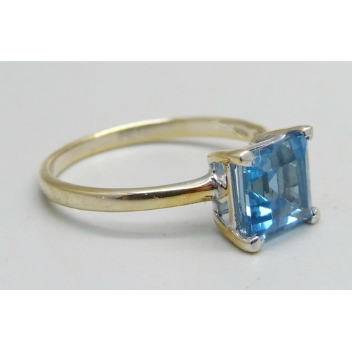 1068 - A silver gilt ring set with a square cut blue topaz, S