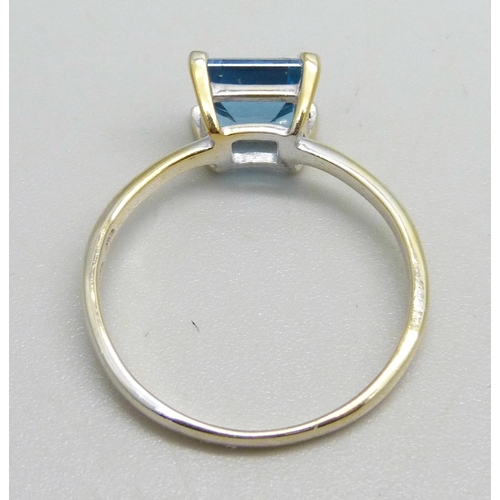 1068 - A silver gilt ring set with a square cut blue topaz, S