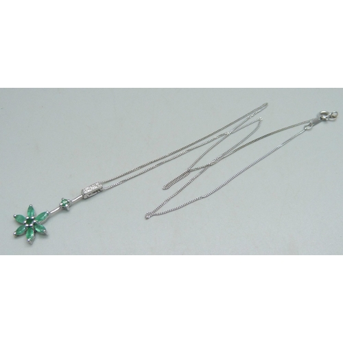 1072 - A silver and emerald set cluster pendant on a fine silver curb chain, 2.7g