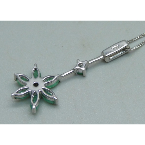 1072 - A silver and emerald set cluster pendant on a fine silver curb chain, 2.7g