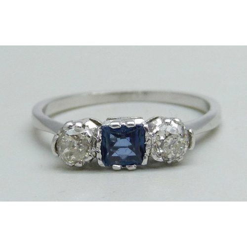 1073 - A platinum ring set with two diamonds and a central sapphire, stamped 950, 2.9g, N