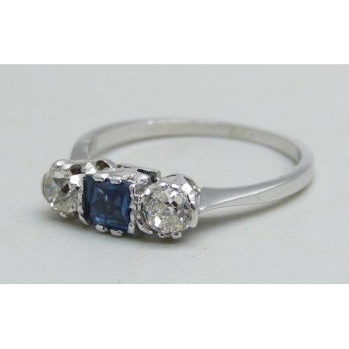 1073 - A platinum ring set with two diamonds and a central sapphire, stamped 950, 2.9g, N