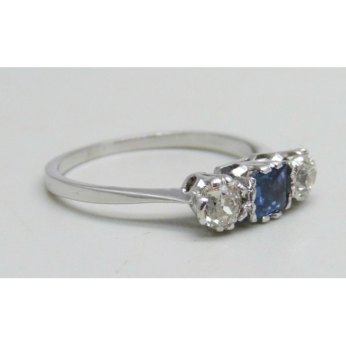 1073 - A platinum ring set with two diamonds and a central sapphire, stamped 950, 2.9g, N