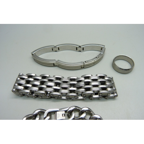 1074 - Three gentleman's stainless steel bracelets and two rings