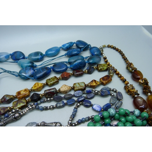 1087 - A collection of hardstone bead necklets