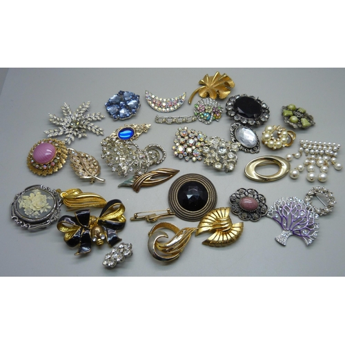 1090 - Thirty costume brooches