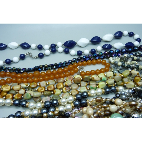 1091 - A collection of bead necklets