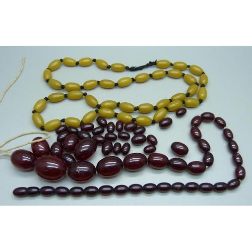 1092 - A sherry amber coloured bead necklace (does not pass float test), requires re-stringing, and one oth... 