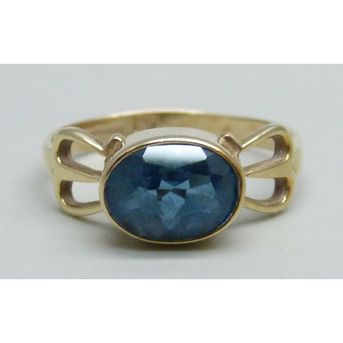 1095 - A 9ct gold ring set with an oval topaz, 1.8g, L