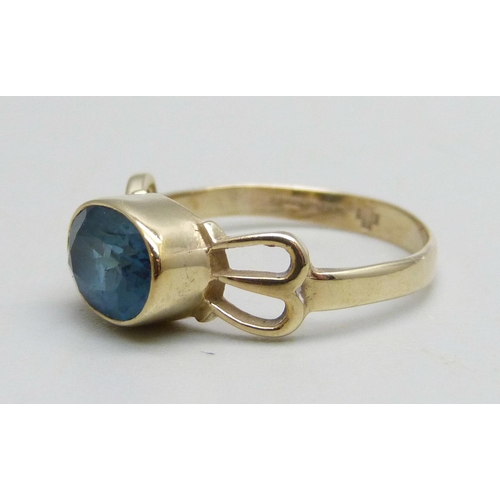 1095 - A 9ct gold ring set with an oval topaz, 1.8g, L