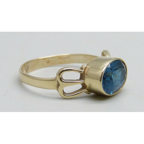 1095 - A 9ct gold ring set with an oval topaz, 1.8g, L