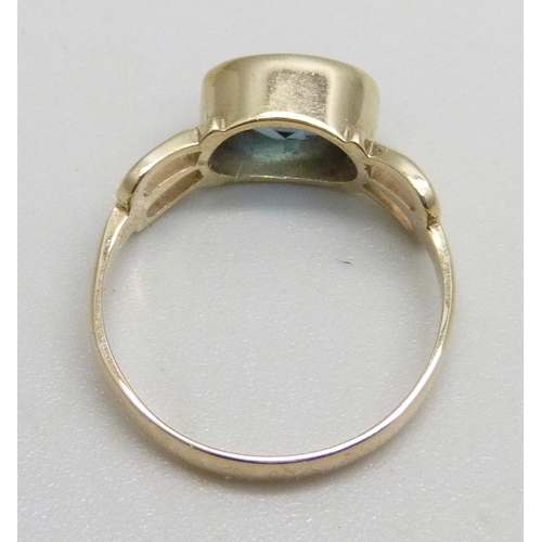 1095 - A 9ct gold ring set with an oval topaz, 1.8g, L