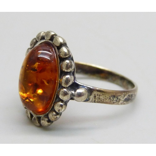 1096 - A silver gilt ring set with cabochon Baltic amber, M