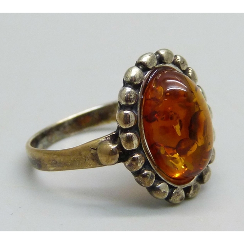 1096 - A silver gilt ring set with cabochon Baltic amber, M