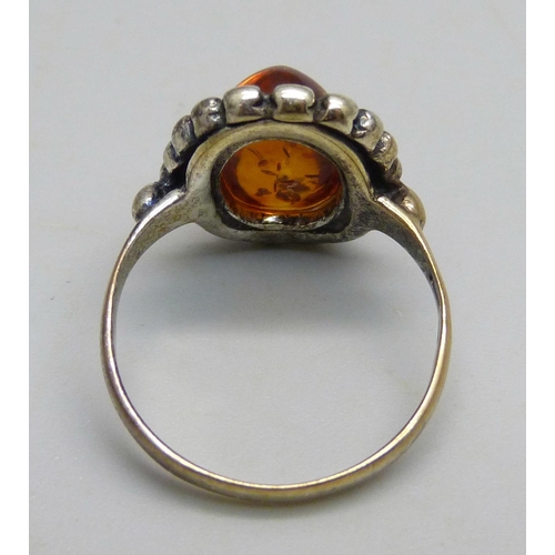 1096 - A silver gilt ring set with cabochon Baltic amber, M