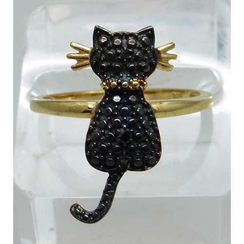 1098 - A silver gilt cat ring set with two black diamond accents, S