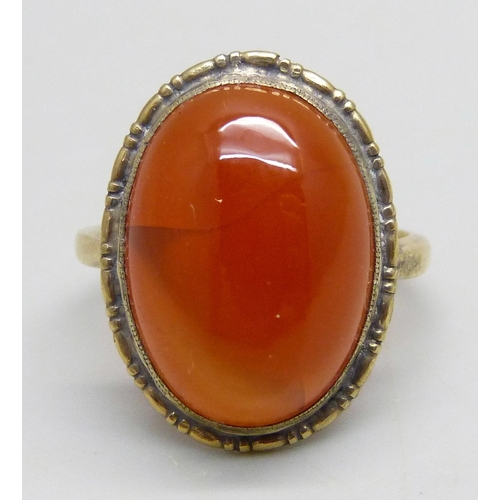 1099 - A yellow metal ring set with a cabochon chalcedony stone, 3.8g, N