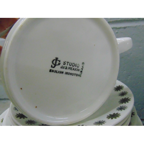 1128 - JG Meakin Studio dinnerwares and coffee pot **PLEASE NOTE THIS LOT IS NOT ELIGIBLE FOR POSTING AND P... 