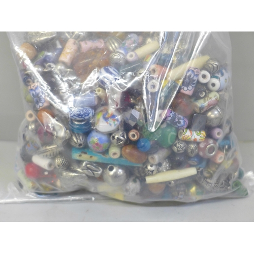 627 - Six hundred vintage porcelain beads