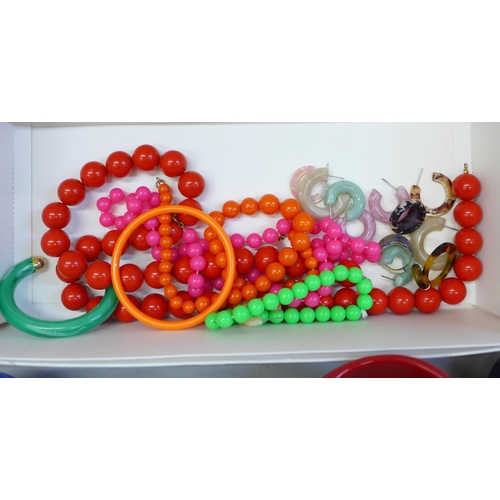 644 - A collection of plastic jewellery