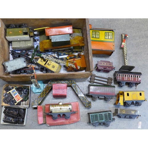 655 - A box of Hornby Series by Meccano mid 20th Century tin plate O gauge model rail (no loco) **PLEASE N... 