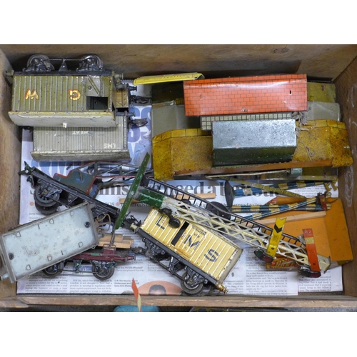 655 - A box of Hornby Series by Meccano mid 20th Century tin plate O gauge model rail (no loco) **PLEASE N... 