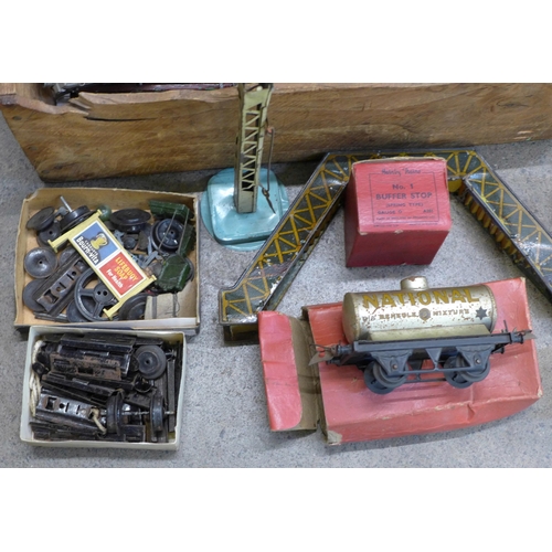 655 - A box of Hornby Series by Meccano mid 20th Century tin plate O gauge model rail (no loco) **PLEASE N... 