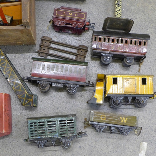 655 - A box of Hornby Series by Meccano mid 20th Century tin plate O gauge model rail (no loco) **PLEASE N... 