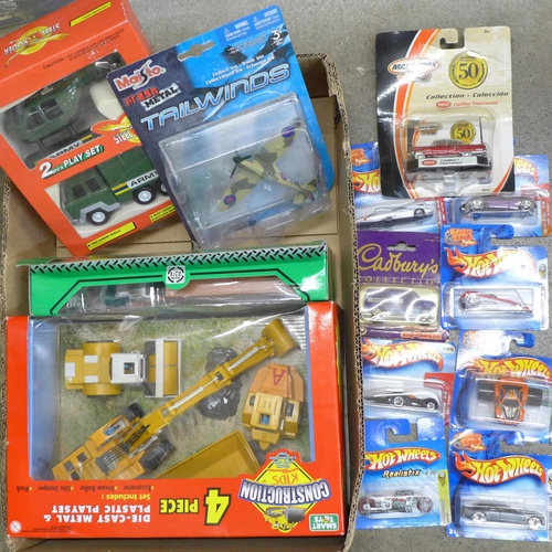 658 - A collection of boxed model vehicles including Hot Wheels cars and a 4-Piece Construction Set