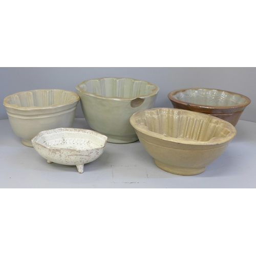 660 - A collection of five late 19th/early 20th Century ceramic jelly/blancmange moulds