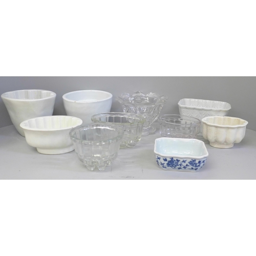 664 - A collection of glass and ceramic early 20th Century jelly/blancmange moulds and a glass dish **PLEA... 