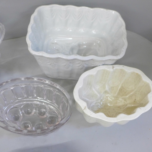 664 - A collection of glass and ceramic early 20th Century jelly/blancmange moulds and a glass dish **PLEA... 