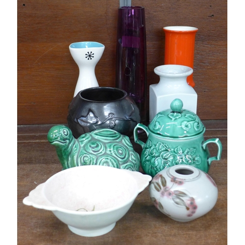 691 - A collection of retro china including Carlton ware orange vase, Hornsea vase, etc. **PLEASE NOTE THI... 