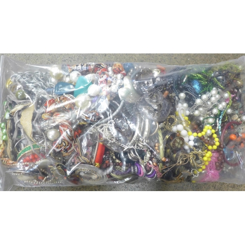 714 - A bag of costume jewellery