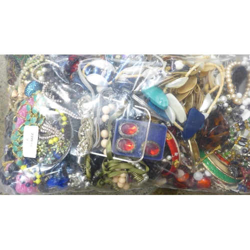 714 - A bag of costume jewellery