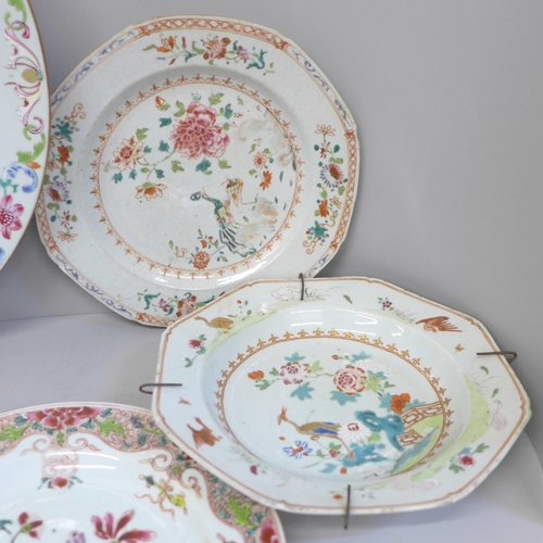 715 - A Chinese export famille rose charger and four dishes/plates, three plates repaired and a modern Chi... 